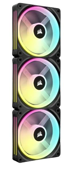 Tri farebné RGB počítačové ventilátory naukladané na sebe, ktoré majú svietiace svetelné prstence a zabezpečujú chladenie a vizuálne efekty.
