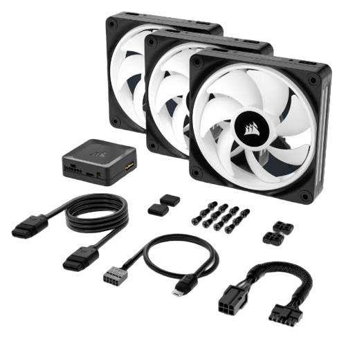 Tri počítačové ventilátory, čierne skrinky, s káblami a skrutkami. Príslušenstvo pre inštaláciu a pripojenie k počítaču.