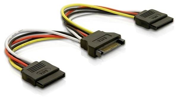 SATA napájací kábel s dvomi konektormi; slúži na napájanie pevných diskov a SSD v počítači.