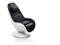Čierny, moderný kreslo do obývacej izby s ergonomickým dizajnom a prešívaným čalúnením na bielom otočnom podstavci.
