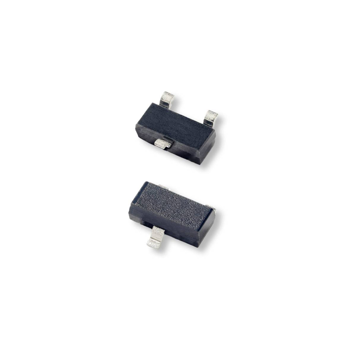 Dva malé elektronické SMD komponenty, pravdepodobne diódy alebo tranzistory, na bielom pozadí.