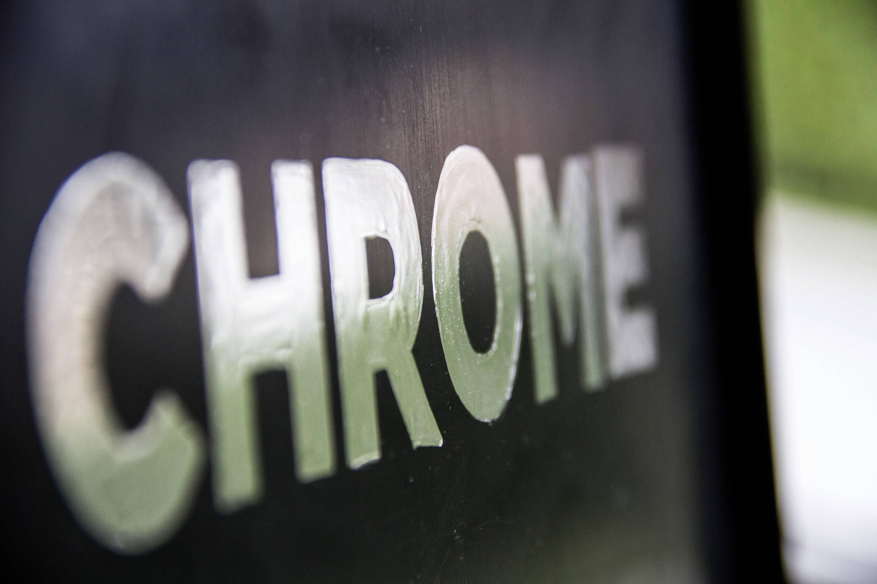 Chrome je napísané veľkými striebornými písmenami na čiernom povrchu, mierne rozmazane.