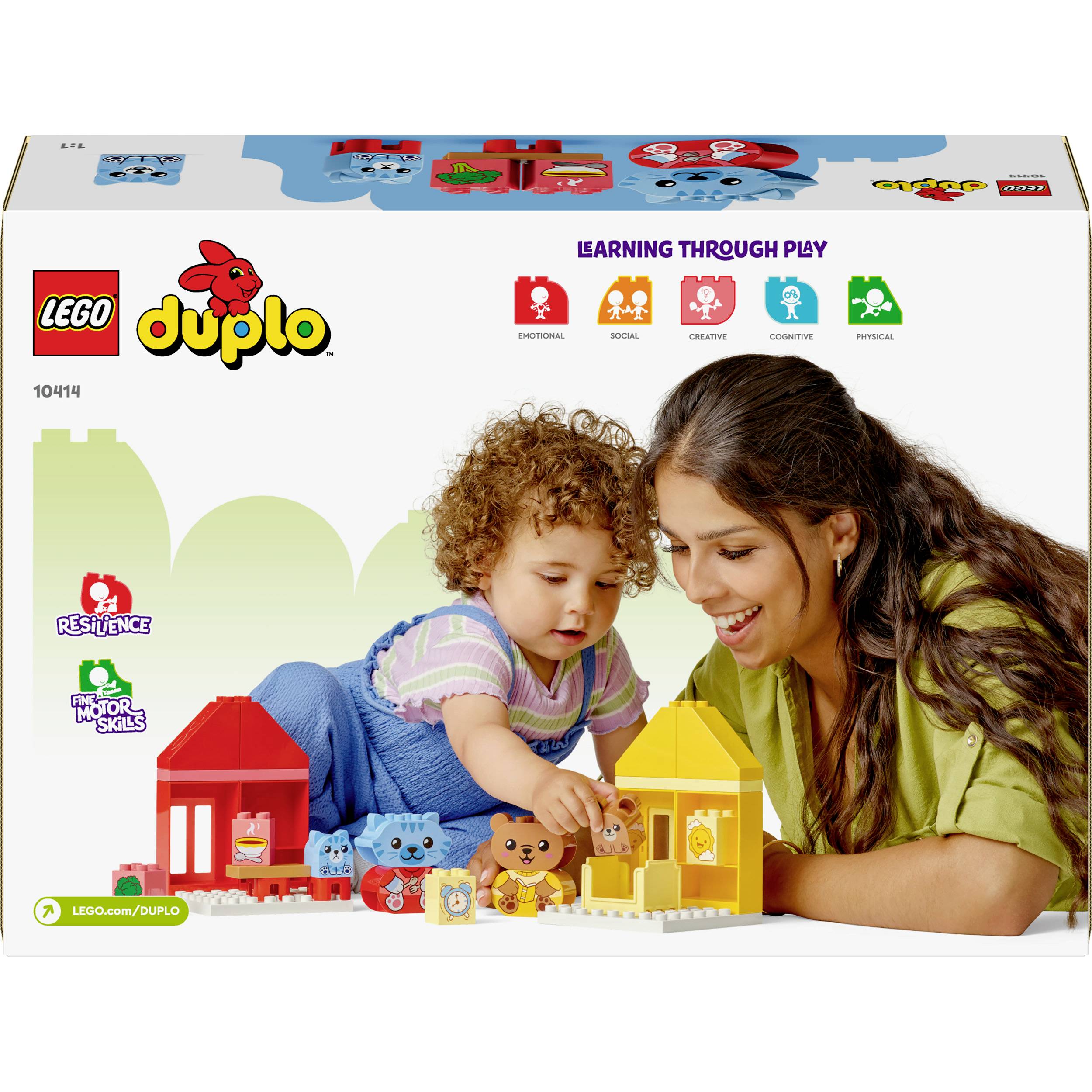 Žena a malé dieťa sa hrajú s farebnými stavebnými kockami LEGO Duplo. V pozadí je kulisa domu.