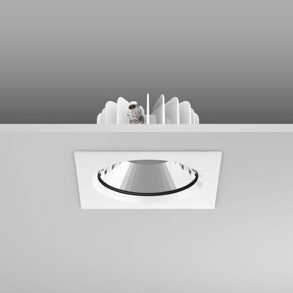 Zapustený LED bodový reflektor v strope, moderný dizajn, strieborné púzdro s okrúhlym otvorom, v minimalistickom interiéri.