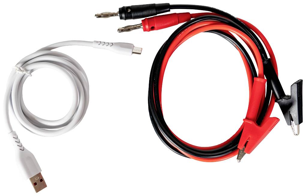 Biely USB nabíjací kábel a červeno-čierne káble s krokosvorkami ležia vedľa seba.