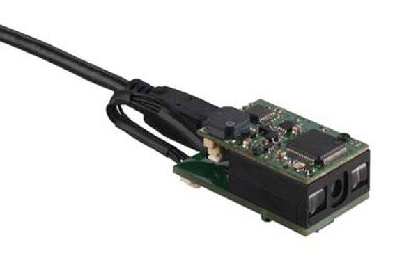 Elektronický modul s viacerými čipmi a káblovým pripojením, ktorý pravdepodobne predstavuje senzor alebo malú kameru.