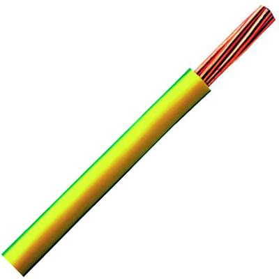 Izolovaný žlto-zelený elektrický kábel s odhaleným medeným vodičom na konci symbolizuje elektrinu alebo elektrické vedenie.