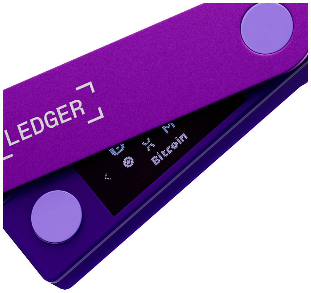 Fialová hardvérová peňaženka Ledger na kryptomeny, otvorená a zobrazujúca logo Bitcoin na displeji.