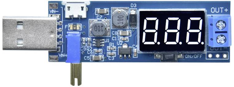 USB tester nabíjačky zobrazuje '0.00' na digitálnom displeji, s možnosťami pripojenia pre vstupné a výstupné napätie.