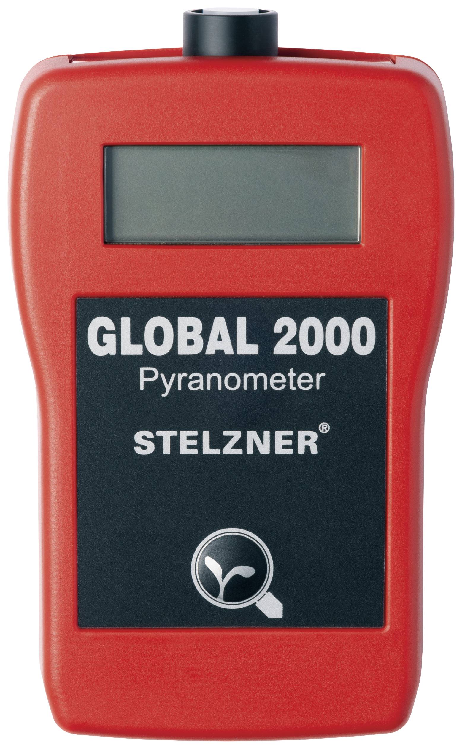 Červený pyranometer s digitálnym displejom a nápisom 'GLOBAL 2000 Pyranometer, STELZNER'. Zariadenie na meranie slnečného žiarenia.