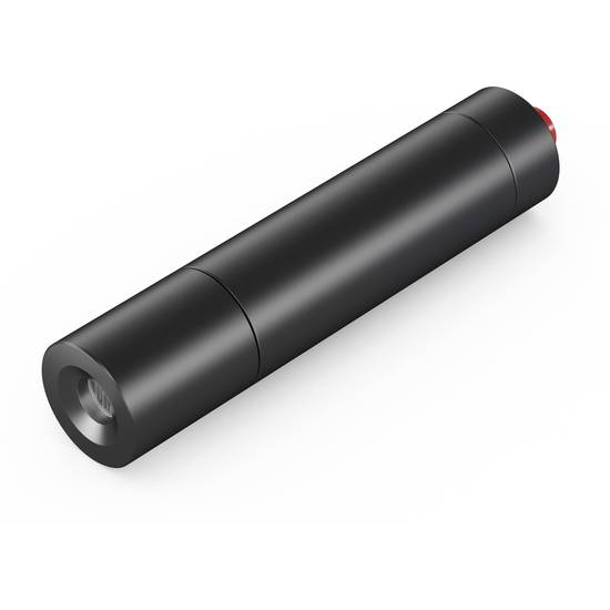 Čierny valcovitý laserový ukazovateľ s červeným tlačidlom na jednom konci, pohľad z uhla zhora.