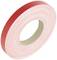 Kotúč červenej lepiacej pásky na bielom pozadí.