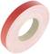Jedna rolka červenej lepiacej pásky ležiaca na bielom pozadí.