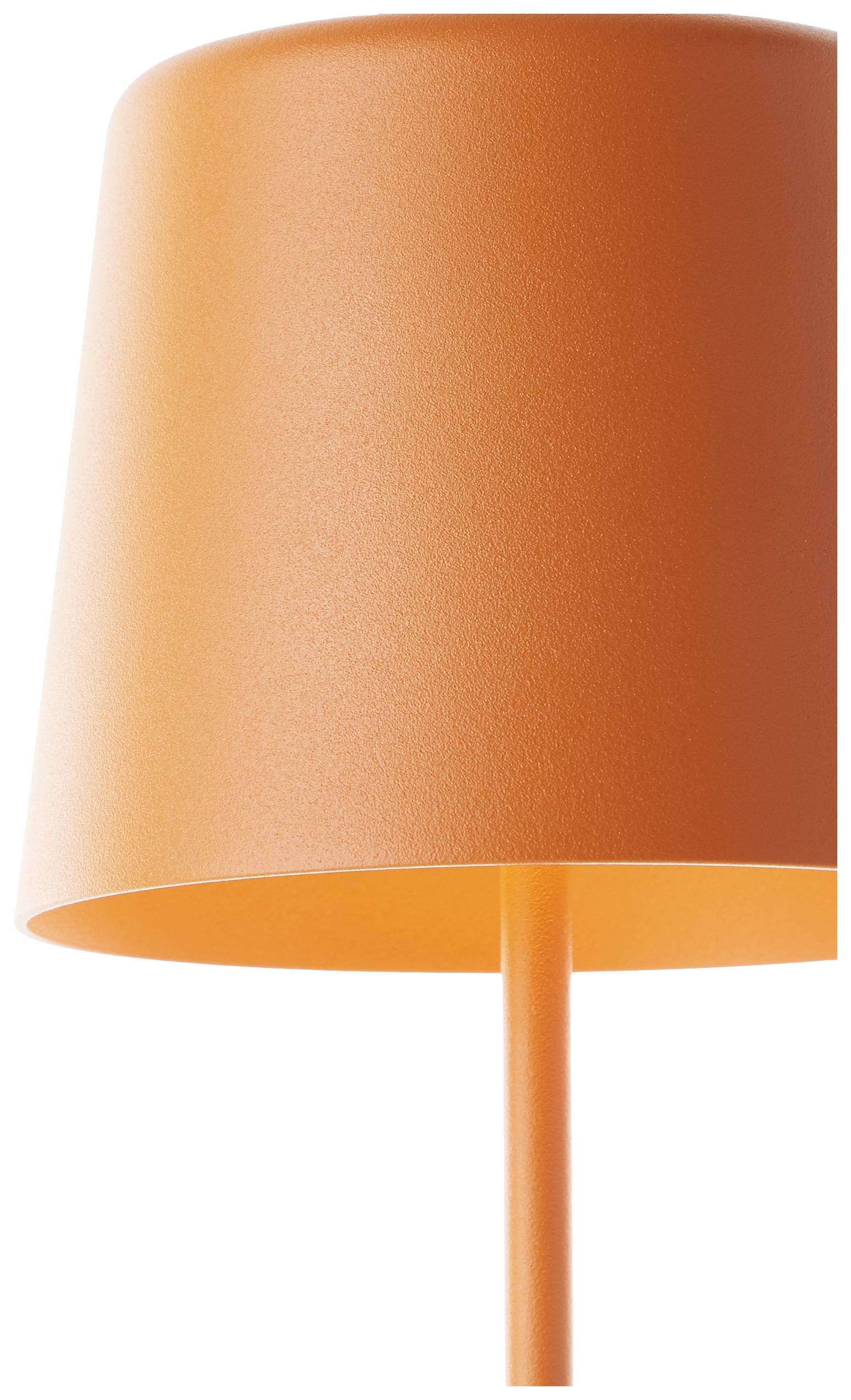 Oranžová stolná lampa s úzkym podstavcom a guľatým tienidlom, moderný a minimalistický dizajn.