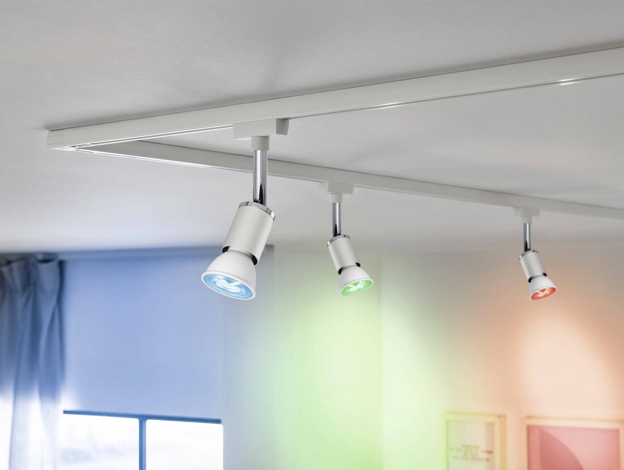 Tri farebné LED stropné reflektory (modrý, zelený, červený) osvetľujú miestnosť.