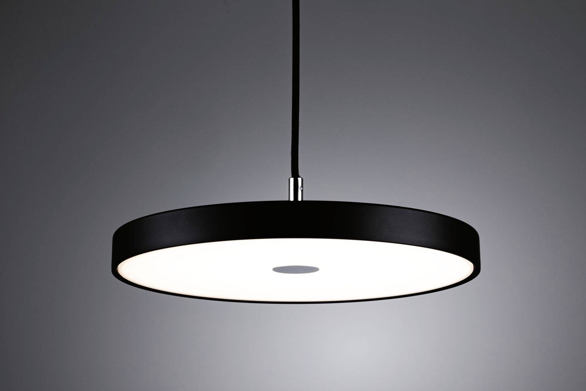 Čierne, okrúhle stropné svietidlo s moderným dizajnom, zavesené od stropu. Lampa svieti jasne a rovnomerne.