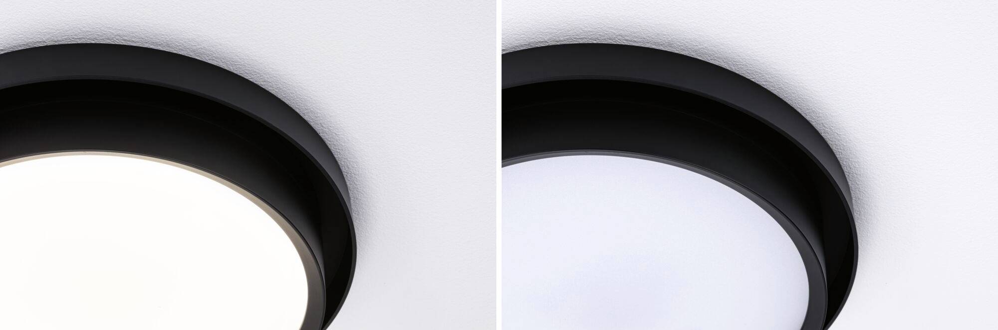 Stropné svietidlo s dvoma farbami svetla: vľavo teplé biele svetlo, vpravo studené biele svetlo. Obe svietidlá sú v okrúhlych čiernych púzdrach.