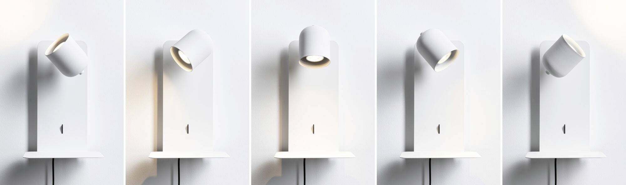 Päťkrát rovnaká biela nástenná lampa, osvetlená v rôznych uhloch sklonu, na neutrálnom pozadí.