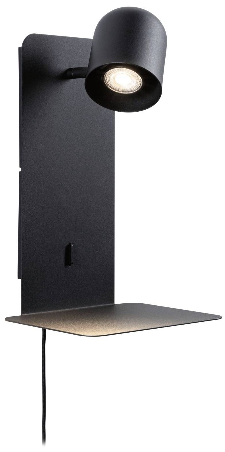 Čierna nástenná lampa so vstavanou políčkou. Svietidlo má moderný, minimalistický štýl a kábel na spodnom konci.