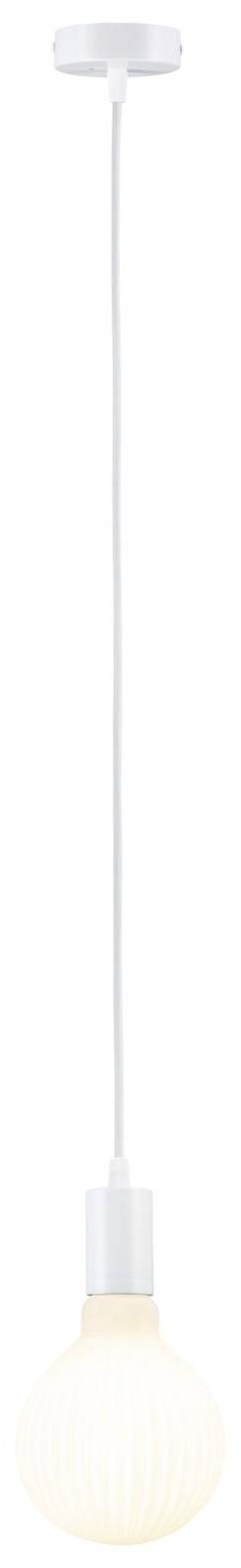 Biela závesná lampa s jednoduchou žiarovkou visí na dlhom kábli od stropu. Poskytuje teplé svetlo.