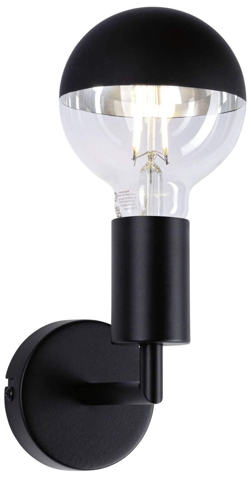 Čierna nástenná lampa s okrúhlym, priehľadným skleneným tienidlom, ktorý odhaľuje žiaru žiarovky. Severský dizajn, moderný štýl.