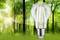 Žiarovka sa vznáša pred lesným pozadím, symbolizuje udržateľnú energiu a environmentálne povedomie.