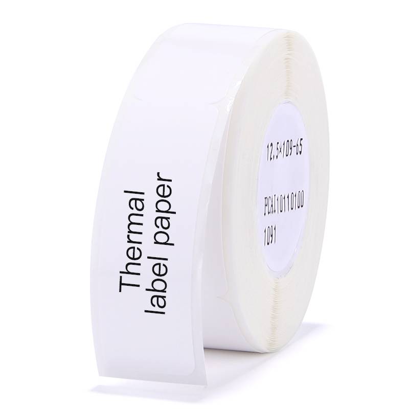 Rolka bieleho termopapiera s čiernym textom 'Thermal label paper'. Vhodná pre tlačiarne štítkov.