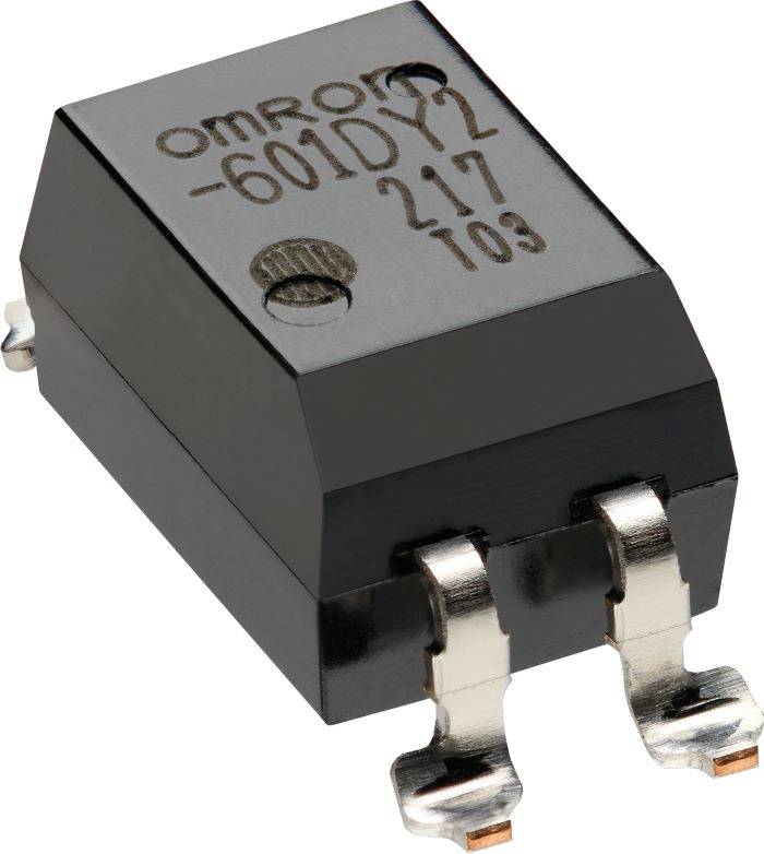 Malá čierna elektronická súčiastka s dvoma kovovými vývodmi, označená nápisom 'Omron'. Používa sa v elektronických obvodoch.