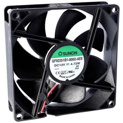 Čierny počítačový ventilátor so štvorcovým nálepným štítkom v strede, ktorý zobrazuje výrobcu, číslo modelu a technické špecifikácie.