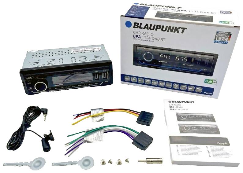 Autorádio Blaupunkt BPA 1124 DAB BT s obalom, káblami, pripojovacím príslušenstvom a návodom na použitie na bielom pozadí.