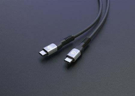 Dve čierne USB-C káble na tmavom pozadí; jeden zobrazuje USB zástrčku, druhý USB prijímač.