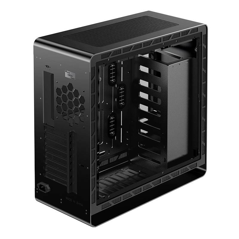 Čierna počítačová skrinka s otvoreným bočným pohľadom; zobrazuje interné úchyty, ventilačné otvory a priestor pre komponenty.
