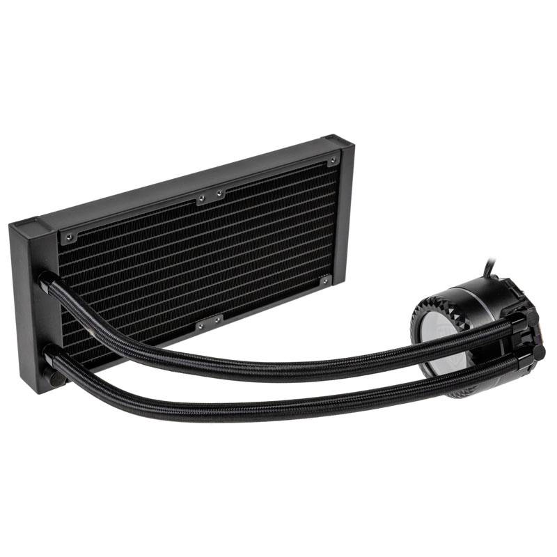 Čierne vodné chladenie PC s dvoma hadicami a chladičom, používané na efektívne odvod tepla v počítačoch.