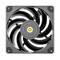 Čierny počítačový ventilátor so šiestimi krídlami, viditeľný zhora. V strede je viditeľné logo značky 'Montech'.