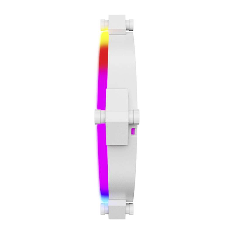 Úzky biely ventilátor s farebnými LED pruhmi dúhových odtieňov na boku, zachytený z bočného pohľadu.