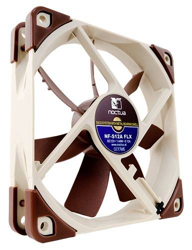 Béžový a hnedý počítačový ventilátor značky Noctua, model NF-S12A FLX. Ventilátor má niekoľko lopatiek a je navrhnutý na chladenie počítačových komponentov.