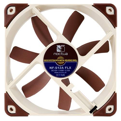 Počítačový ventilátor značky Noctua, model NF-S12A FLX, ukazuje svoje charakteristické hnedé lopatky a béžový rám.