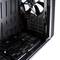 Vnútorný pohľad na počítačovú skrinku od Fractal Design so zobrazením ventilátora a úchytov pre pevné disky.
