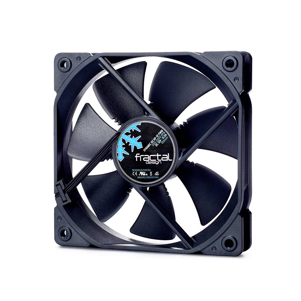 Ventilátor od Fractal Design, čierna skrinka s piatimi krídlami, centrálny modrý akcentný znak, určený na chladenie počítača.