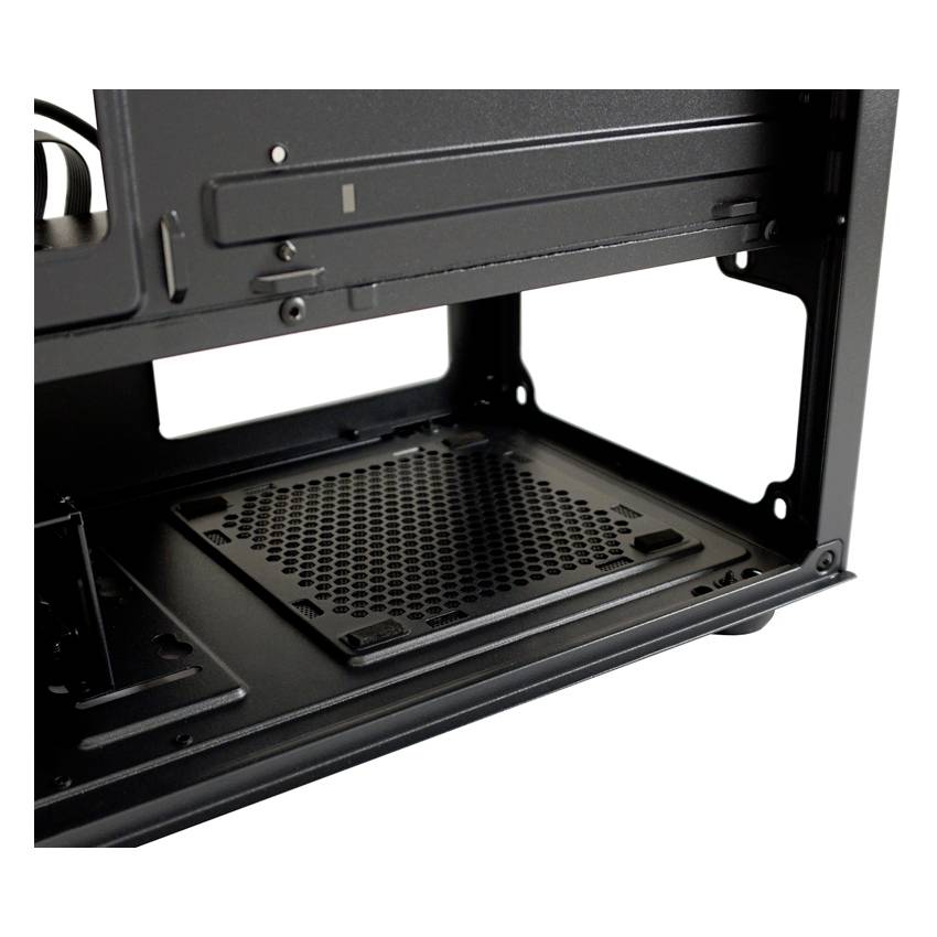 Voľná počítačová skrinka s priestorom na inštaláciu komponentov, otvorená z boku, aby odhalila jej vnútorný priestor.