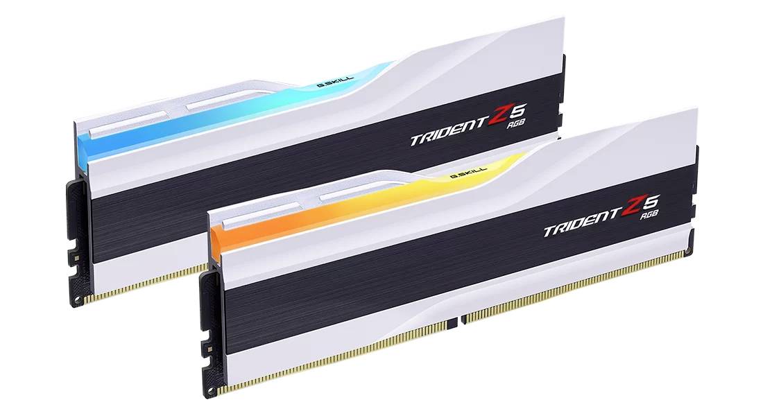 Dva RAM moduly značky Trident Z5 s farebne podsvietenými chladičmi. Jeden svieti modro, druhý oranžovo.