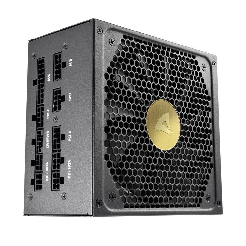 Čierna PC napájacia jednotka so zlatým logom uprostred ventilátora. Na ľavej strane sú viditeľné viaceré možnosti pripojenia.