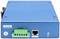 Modré sieťové zariadenie s dvoma napájacími konektormi, konzolový port a napájací zdroj. Predná strana s zelenými svorkami a ethernetovým portom.