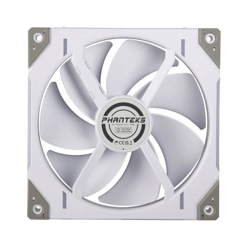 Štvorcový, biely PC ventilátor od spoločnosti Phanteks s deviatimi krídlami a sivými rohmi. V strede sa nachádza logo.