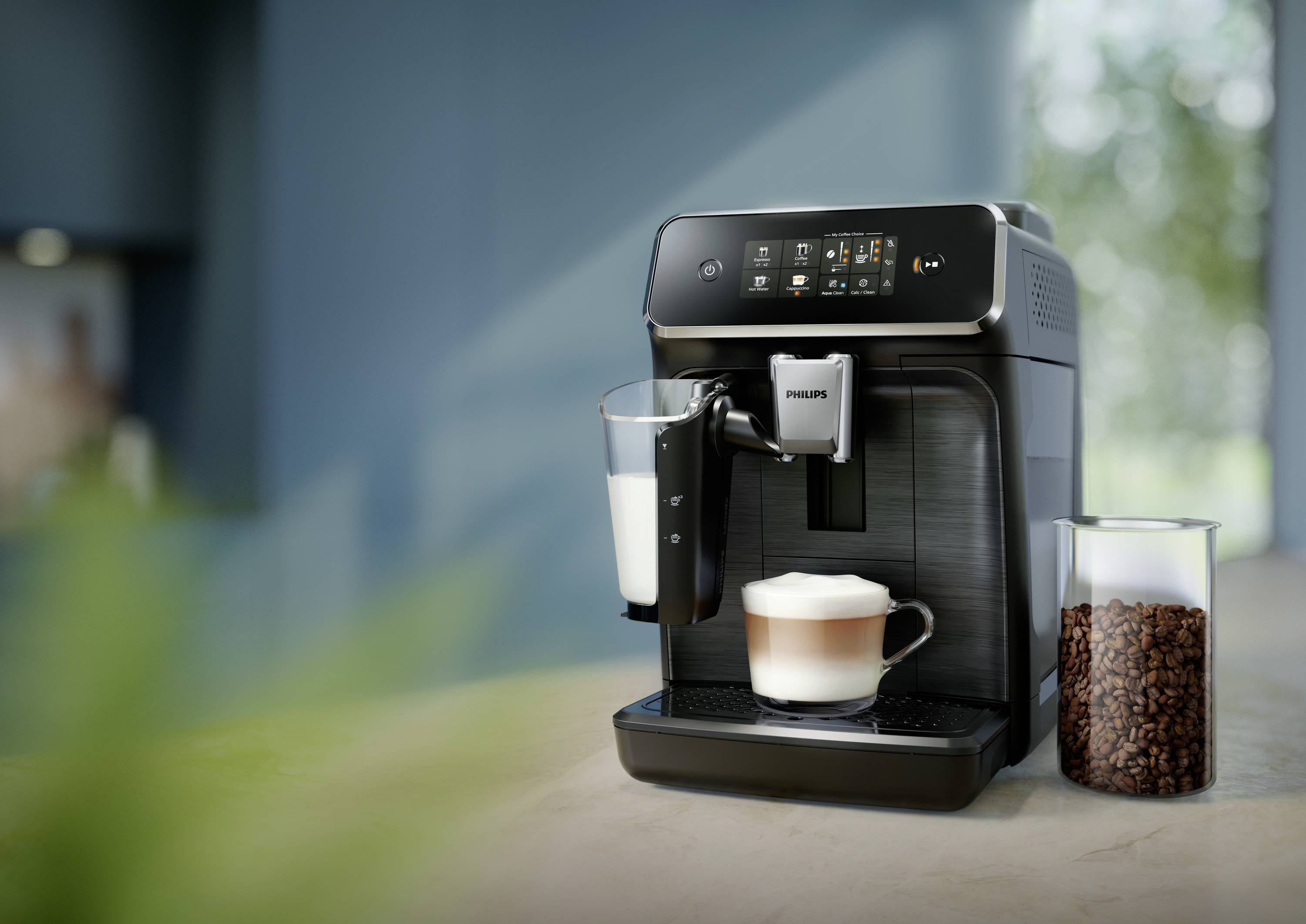 Kávovar pripravuje cappuccino. Vedľa stroja stojí sklenená nádoba s mliekom a nádoba s kávovými zrnami.