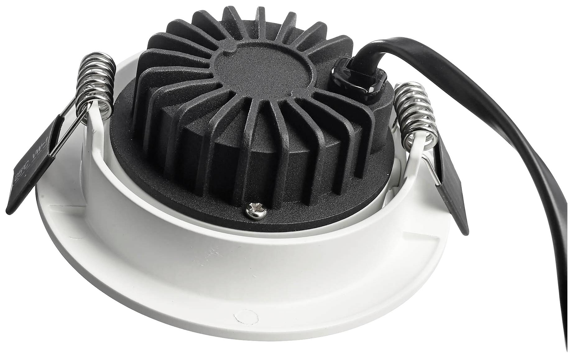 Okrúhle LED downlight so čiernym chladičom a káblom, zabudované do bielej držiakovej konzoly, zobrazuje technickú konštrukciu a uchytenie.