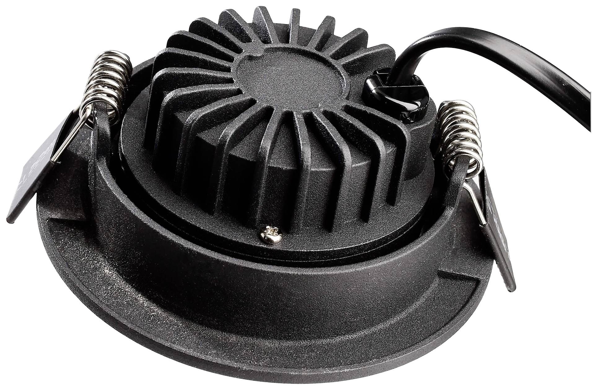 Čierny LED podhľadový spot v kruhovom tvare s chladiacimi rebrami, prepojený čiernym káblom, so súčasne viditeľnými dvoma kovovými úchytkami na inštaláciu.