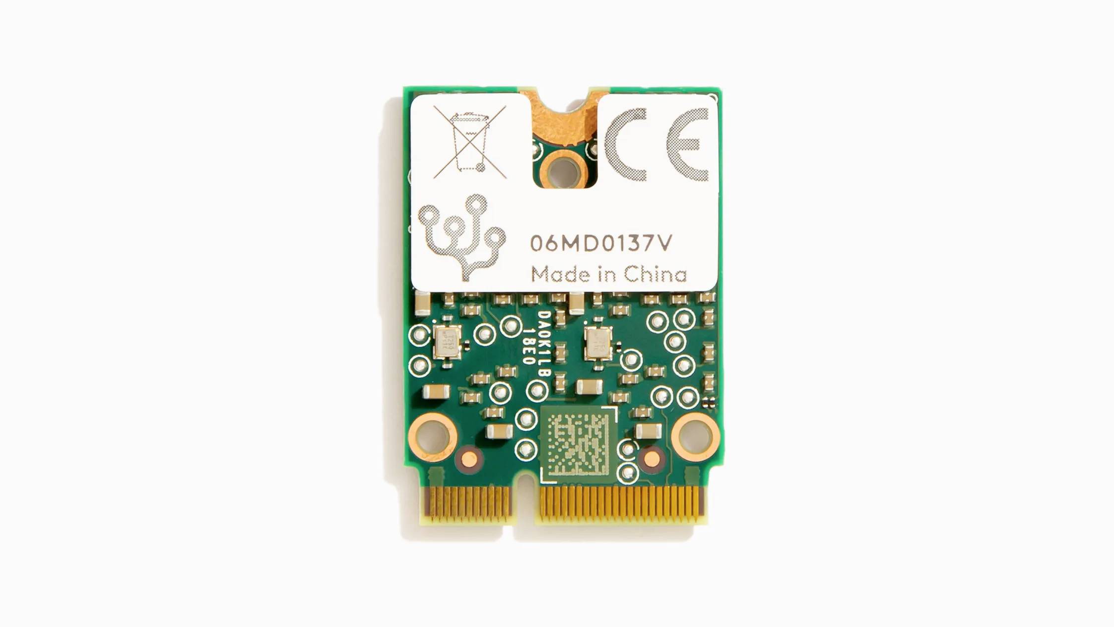 Elektronická doska s zlatými kontaktnými prvkami, označenie '06MD0137V Made in China'.