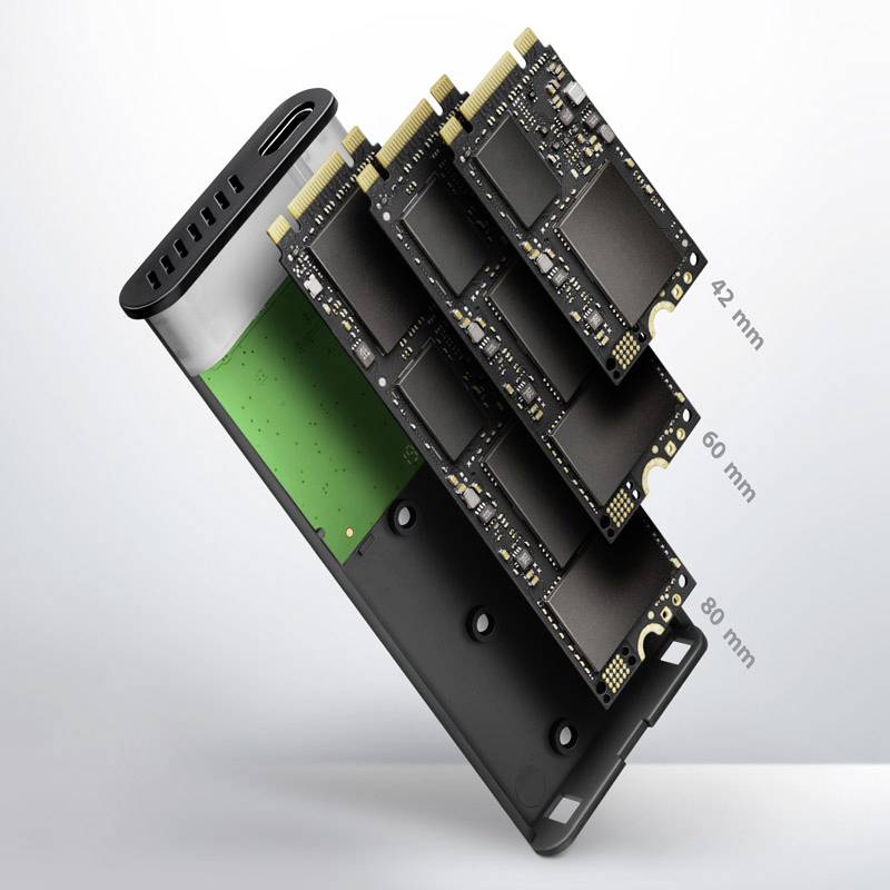 Externý pevný disk je otvorený a zobrazený. Sú viditeľné tri rôzne SSD karty s dĺžkami 42 mm, 60 mm a 80 mm.