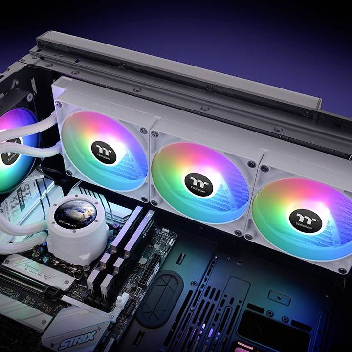 Počítač s otvoreným krytom ukazuje osvetlené ventilátory s RGB LED diódami na základnej doske, ktoré predstavujú chladiaci systém.
